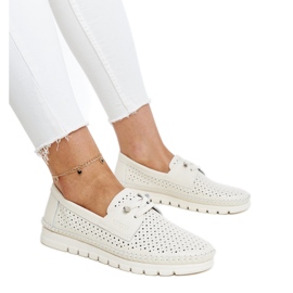 Zapatos calados de piel beige de Vinceza