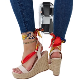 Sandalias de cuña con cordones en beige de Aziza Sandalias de cuña con cordones en beige de Aziza