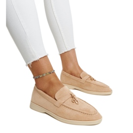 Mocasines beige con colgante de metal de Fiorano Mocasines beige con colgante de metal de Fiorano