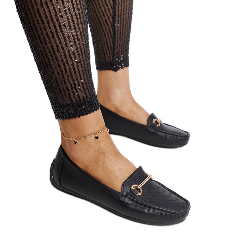 Mocasines negros con hebilla decorativa de Adila