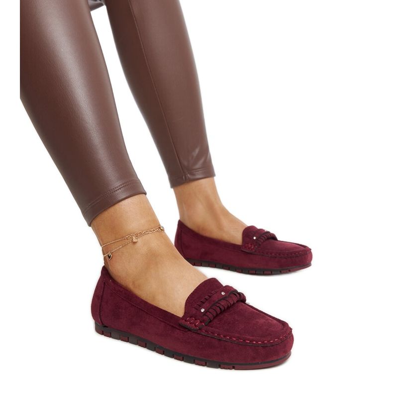 Mocasines burdeos con correa decorativa de Widaad rojo