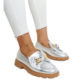 Mocasines plateados con imperdible decorativo de Bogumil plata
