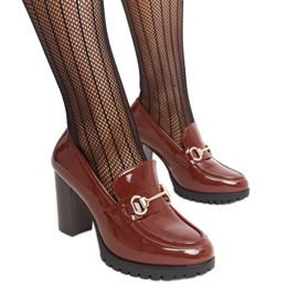 Zapatos de tacón de charol marrón de Giacoma