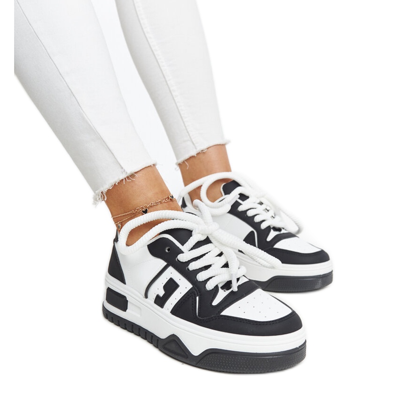 Zapatillas Galit en blanco y negro con suela gruesa.