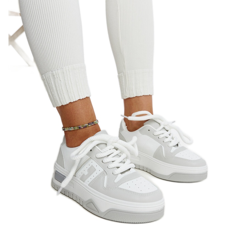 Zapatillas Galit blancas y grises con suela gruesa. blanco