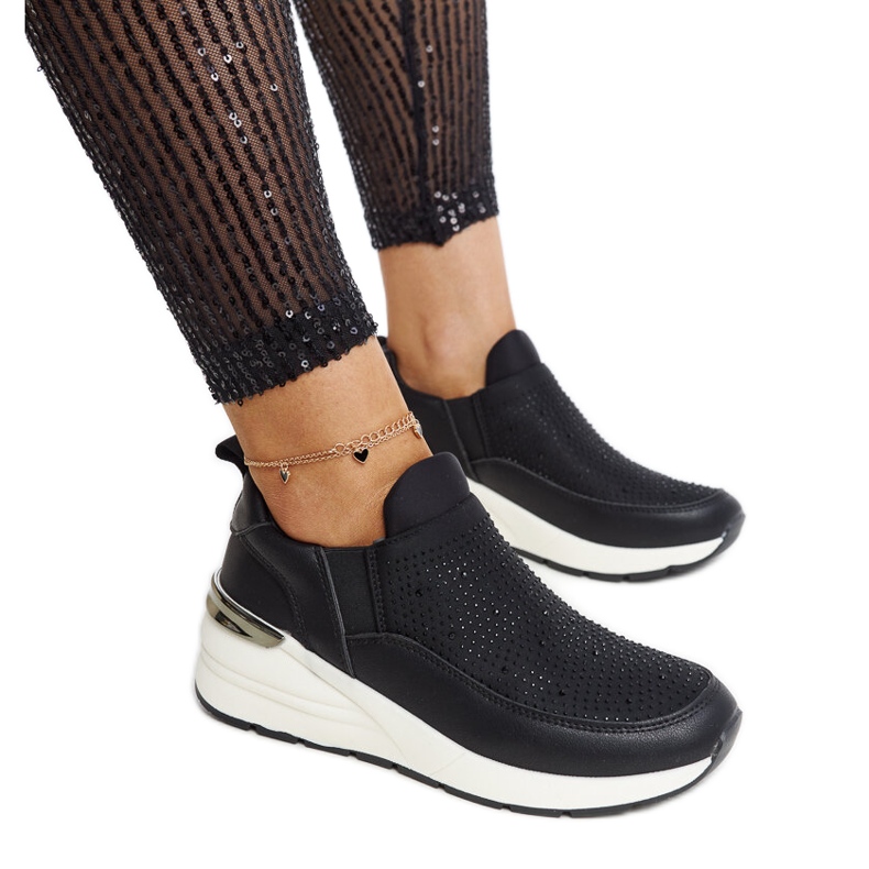 Deportivas Ashleey con cuña negra y pedrería negro
