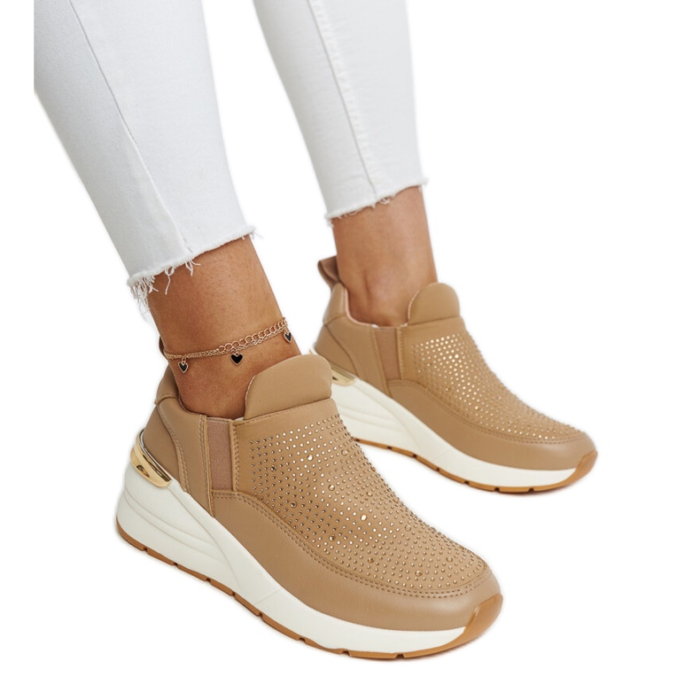 Deportivas Ashley con cuña marrón y pedrería