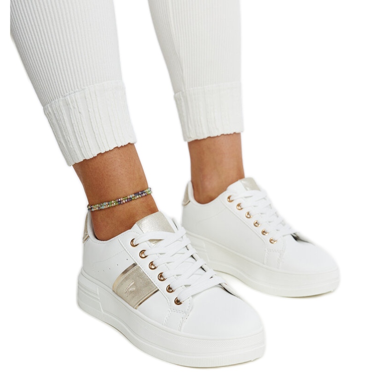 Zapatillas blancas y doradas con suela gruesa Finestra. blanco