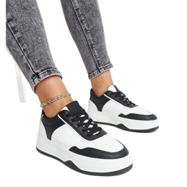 Zapatillas blancas y negras con suela gruesa Rumai. blanco