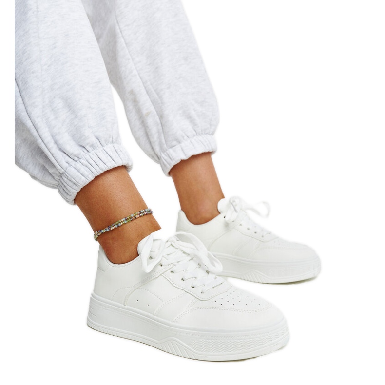 Zapatillas blancas con suela gruesa de Rafida. blanco