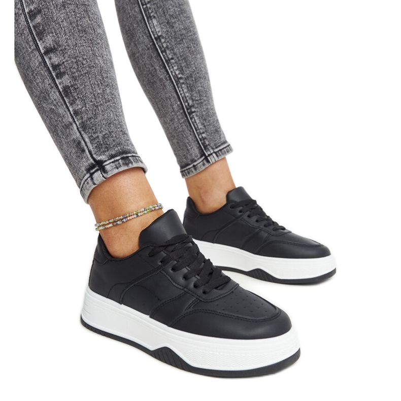 Zapatillas negras con suela gruesa de Rafida. negro