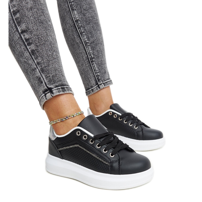 Deportivas negras con pedrería decorativa Perica. negro