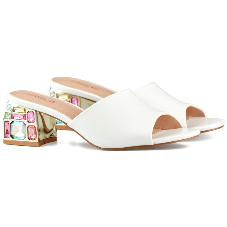 Chanclas de mujer blancas con tacón bajo y cristales blanco Chanclas de mujer blancas con tacón bajo y cristales blanco