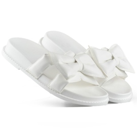 Chanclas de mujer blancas con lazo, fabricadas en ecopiel. blanco