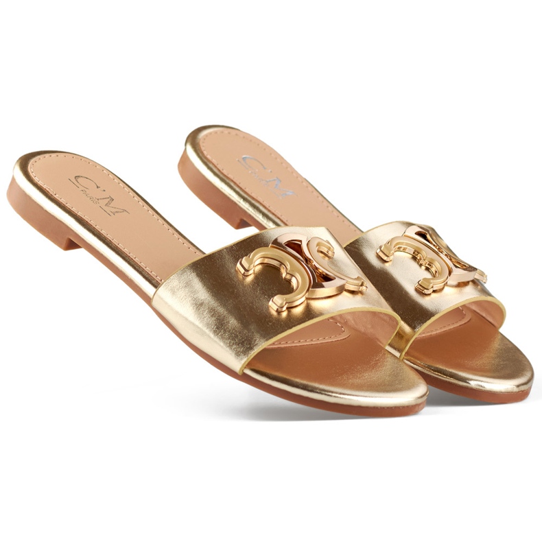 Doradas, elegantes chanclas de mujer con decoración. dorado