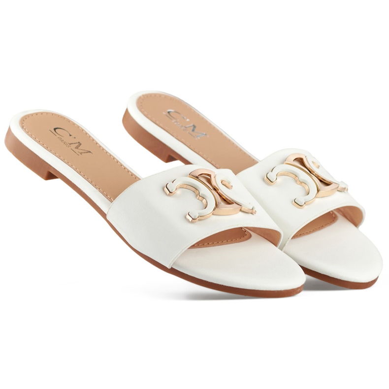Chanclas de mujer elegantes blancas con decoración. blanco