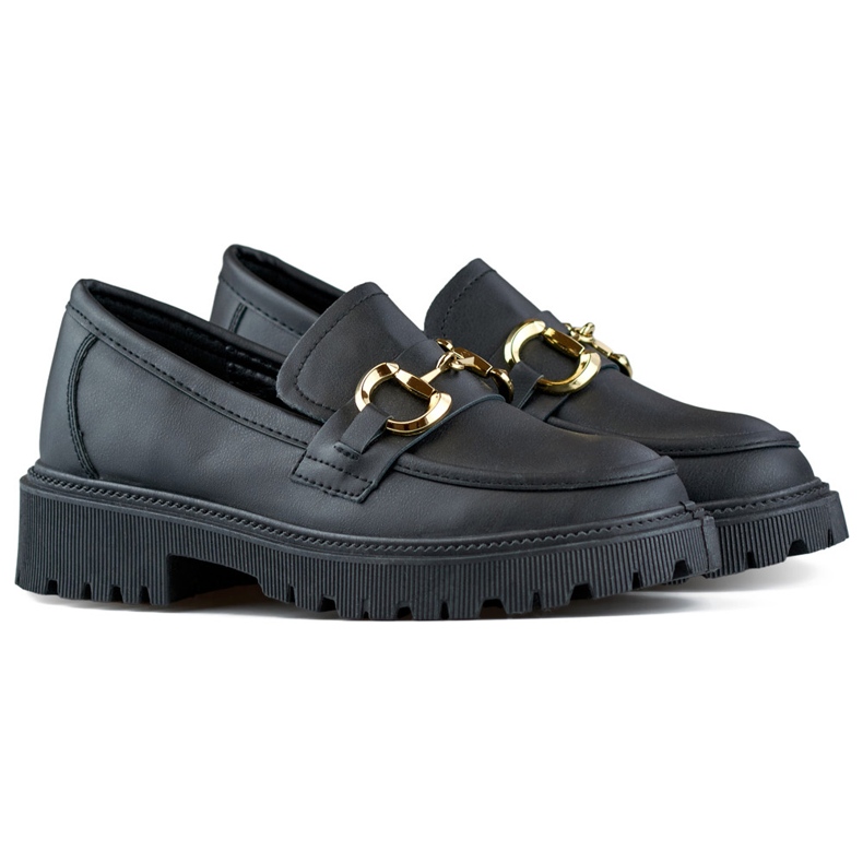 Mocasines de mujer negros con decoración dorada.