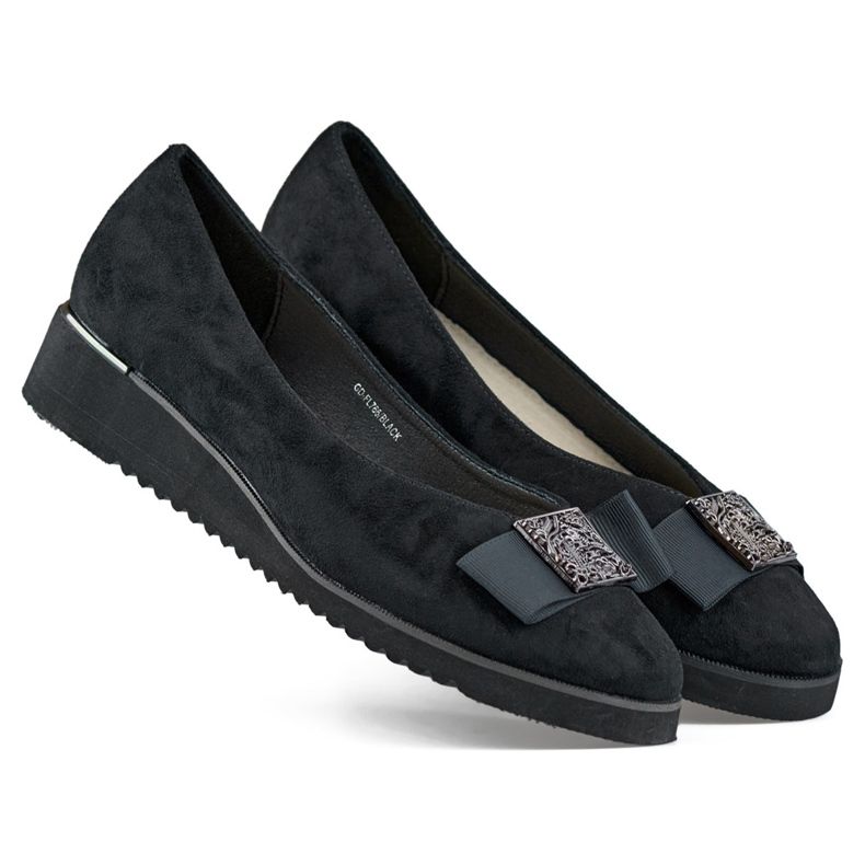 Salón de ante negro con cuña baja.