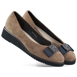 Zapatos de ante en color topo, salones con cuña baja. beige