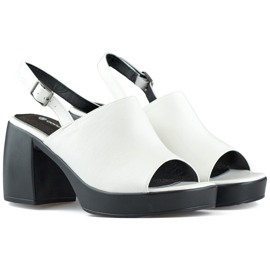 Sandalias de mujer blancas con tacón negro. blanco Sandalias de mujer blancas con tacón negro. blanco
