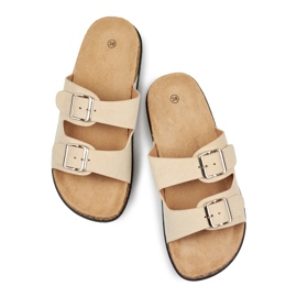 Chanclas de mujer beige con dos hebillas.