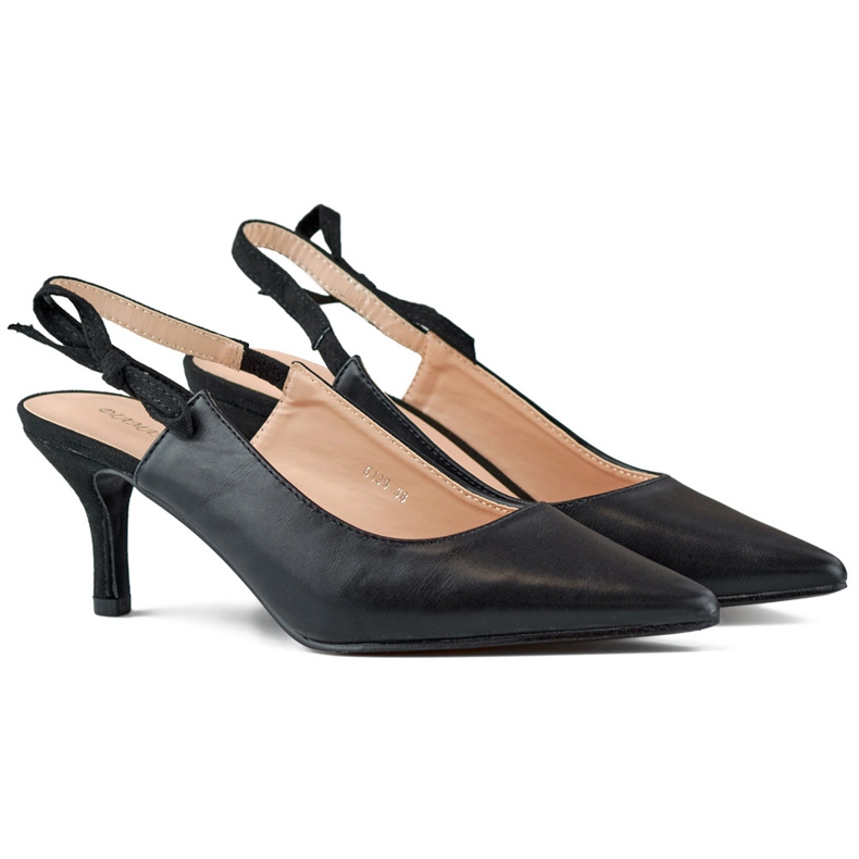 Elegantes tacones negros con tacón abierto.