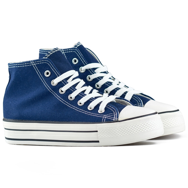 Zapatillas altas azul marino con suela gruesa. Zapatillas altas azul marino con suela gruesa.