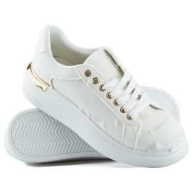 Calzado deportivo de mujer a la moda, calzado deportivo beige de moda para primavera. Calzado deportivo de mujer a la moda, calzado deportivo beige de moda para primavera.