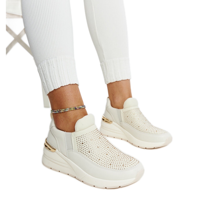Deportivas Ashleey con cuña beige y pedrería Deportivas Ashleey con cuña beige y pedrería