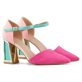 Elegantes zapatos de tacón abiertos de color rosa primaveral con un elegante tacón alto. rosado