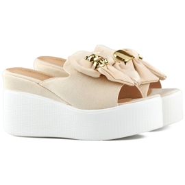 Zapatillas de casa de mujer beige con osito y lazo en la cuña
