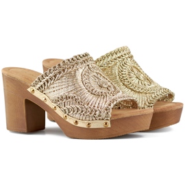 Zapatillas de mujer de encaje dorado con tacón alto y suela imitando madera