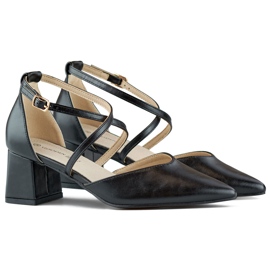 Zapatos de tacón negros con tiras en tacón bajo.