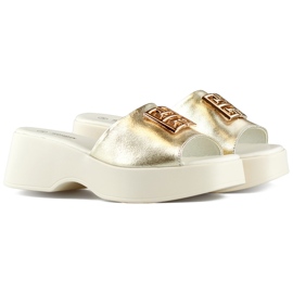 Chanclas doradas, elegantes, cómodas y con suela gruesa. dorado
