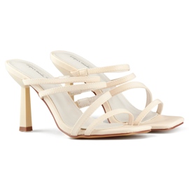 Elegantes chanclas de mujer beige con tacón alto.