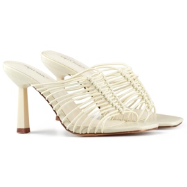 Zapatillas de tacón alto, elegantes y flexibles. Zapatillas de mujer con tacón alto, color beige.