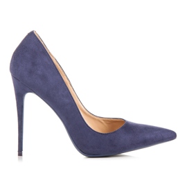 Betler Bombas en un pin violeta