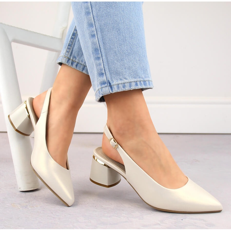 Sandalias elegantes de mujer con puntera completa y perlas Sergio Leone SK175 beige