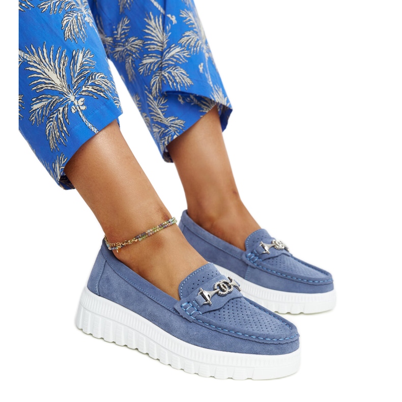 Zapatos de piel azul con hebilla decorativa.