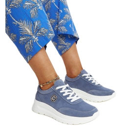 Zapatos de piel azul con hebilla decorativa.