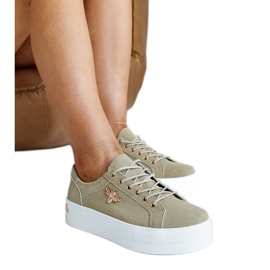 Deportivas de piel verde con decoración.