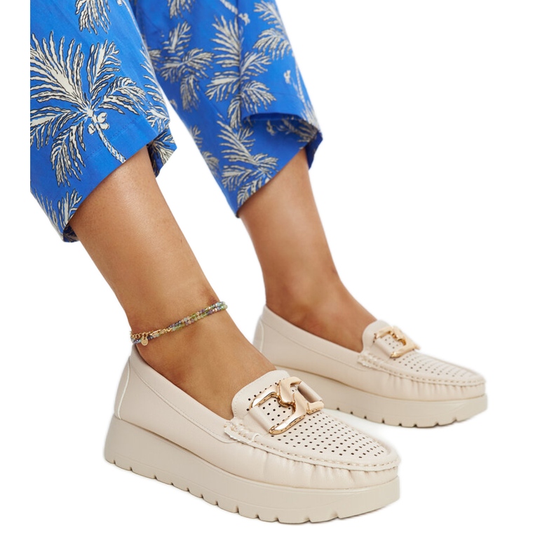Zapatos de piel beige con hebilla decorativa.