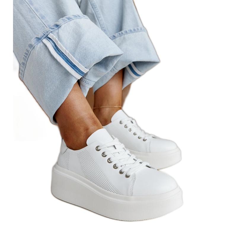 Zapatos de piel azul con hebilla decorativa. blanco