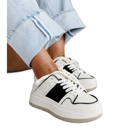 Zapatillas deportivas de piel blanca. blanco