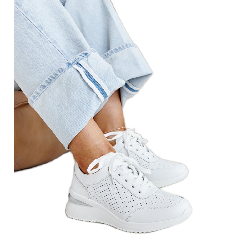 Zapatillas deportivas de piel blanca. blanco