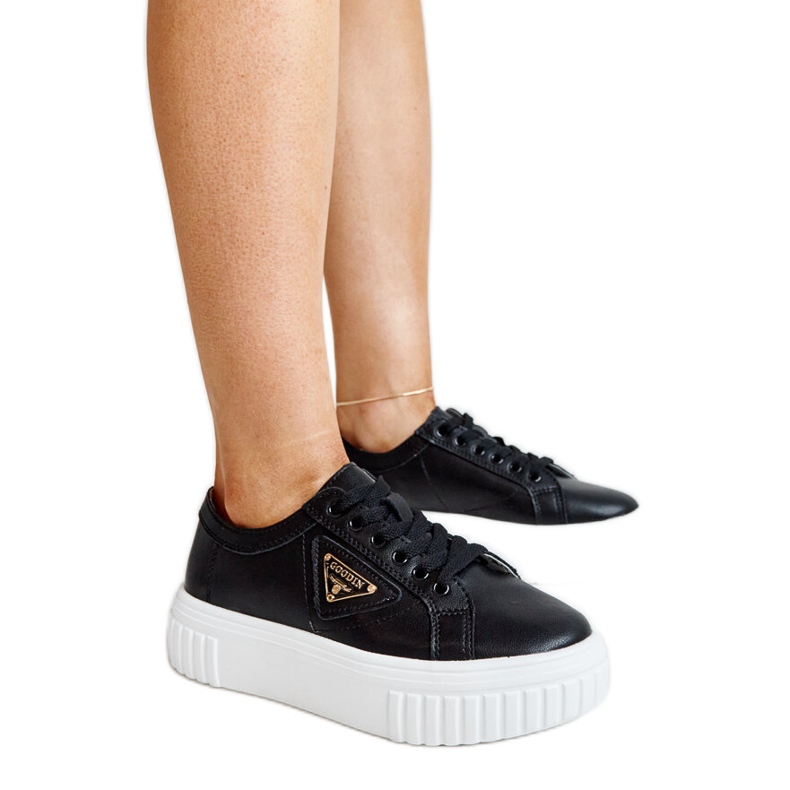 Zapatos de piel negros con hebilla decorativa.