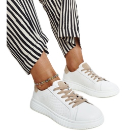 Zapatos de piel blancos y beige.