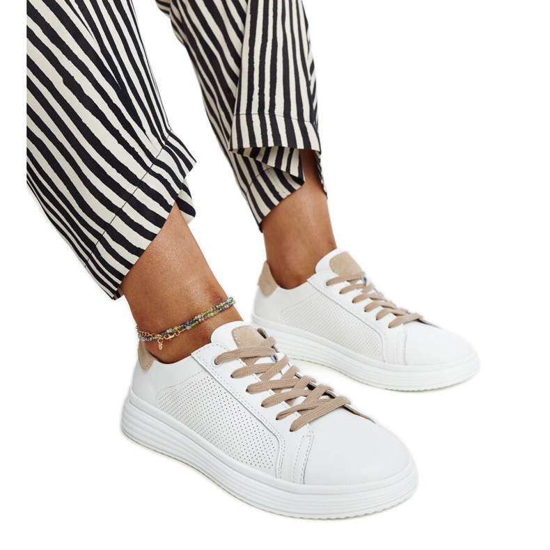 Zapatos de piel blancos y beige.