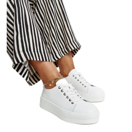 Zapatos de piel blancos con hebilla decorativa.