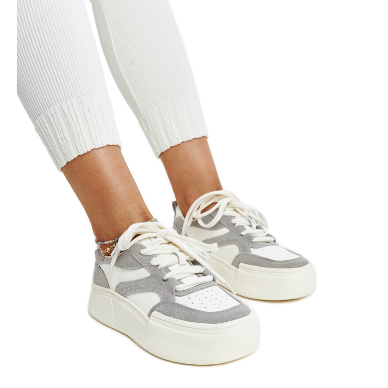 Zapatos de mujer de piel blancos.